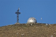 30 Maxi zoom sulla Cima del Due Mani con la croce e il Bivacco Locatelli Scaioli Milani
